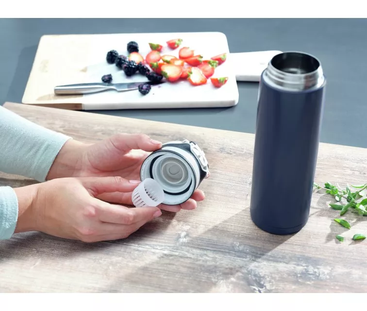 LEIFHEIT Termokrūze Flip 600ml tumši zila